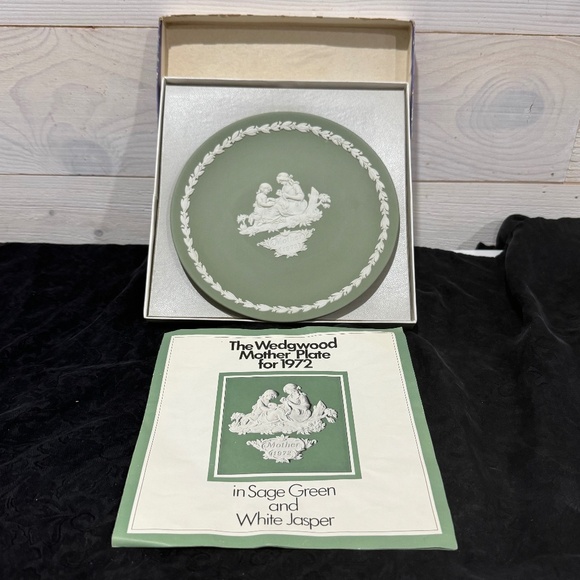 Vtg Wedgwood Jasper Sage Green Mother Plate 1972 With Pamphlet Made In England - Picture 1 of 8